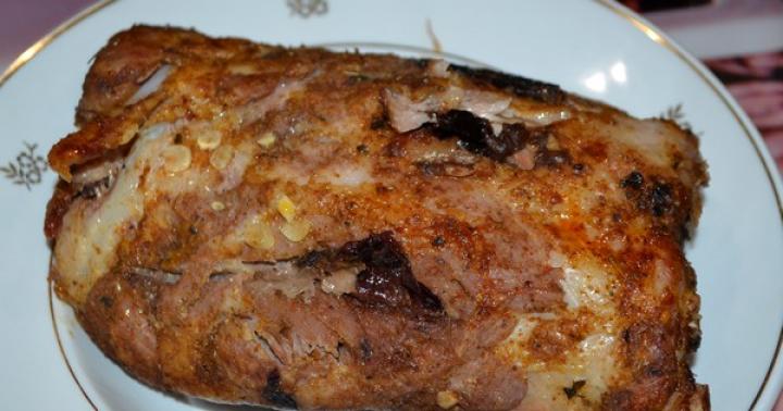 Fried pork ribs with onions